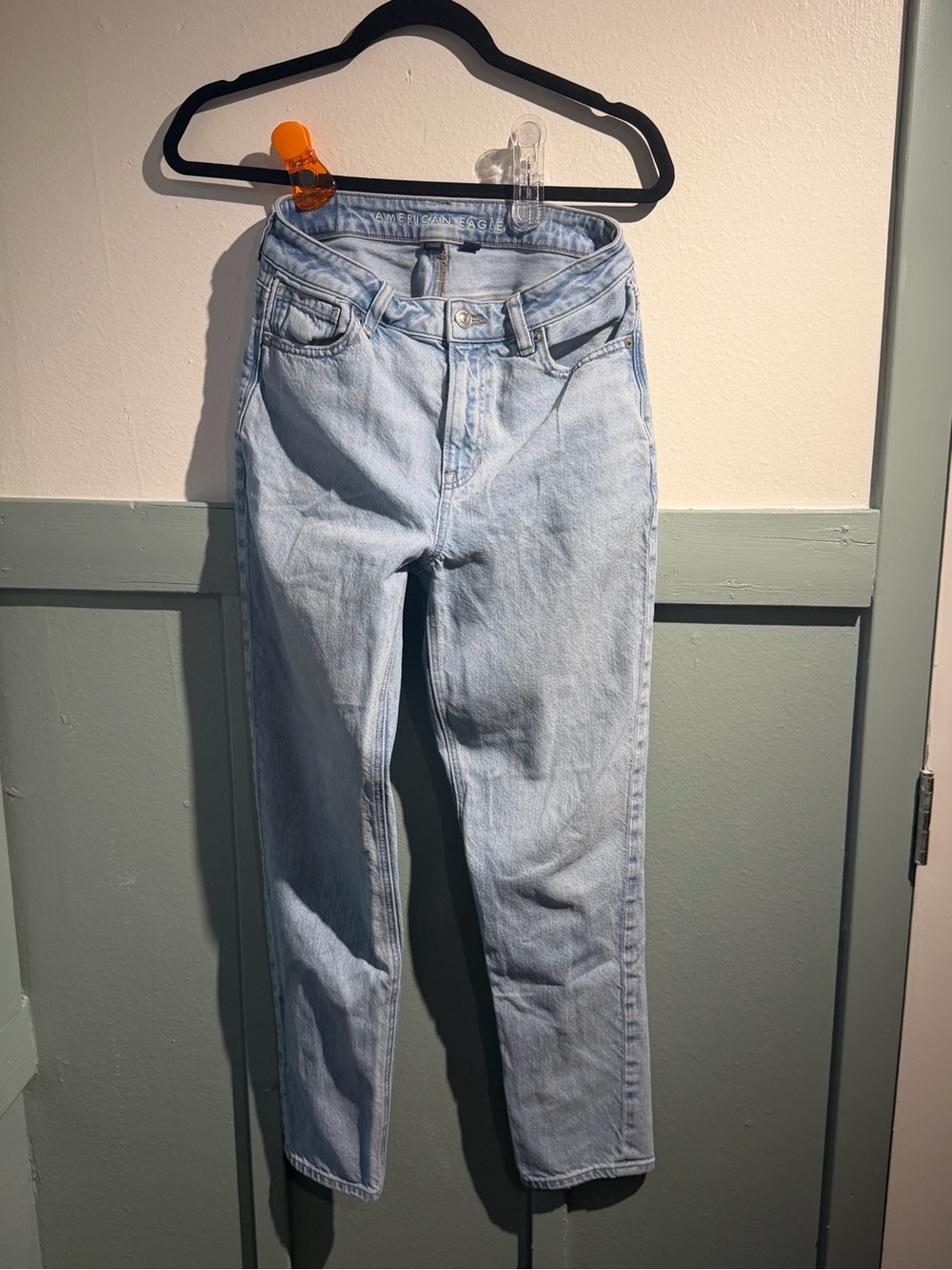 American Eagle Strigid Mom Jeans Size 2 Light Wash